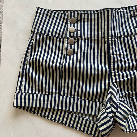 High Waisted Forever 21 Shorts - Picture 3 of 4